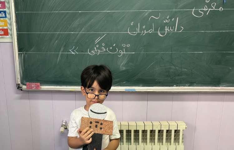 آشنایی آموزگار و دانش آموزان با میکروفون جادویی در توت فرنگی 2