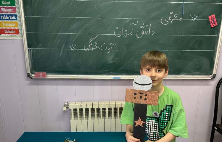 آشنایی آموزگار و دانش آموزان با میکروفون جادویی در توت فرنگی 3