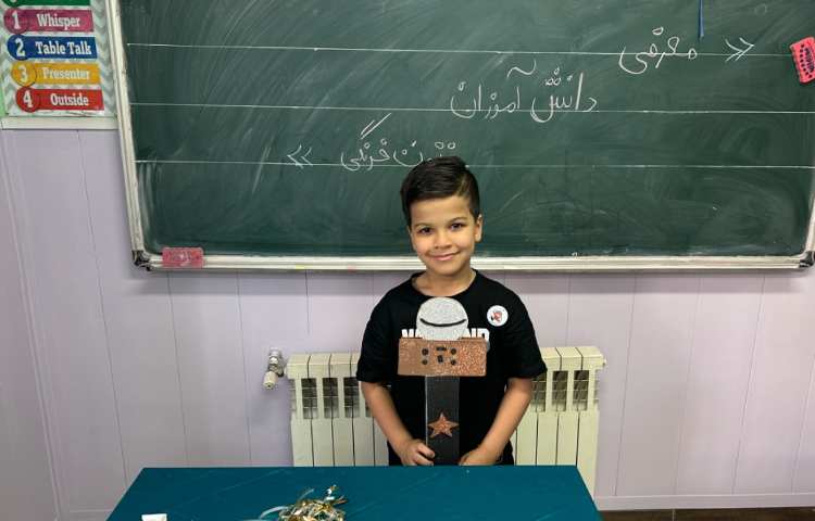 آشنایی آموزگار و دانش آموزان با میکروفون جادویی در توت فرنگی 4