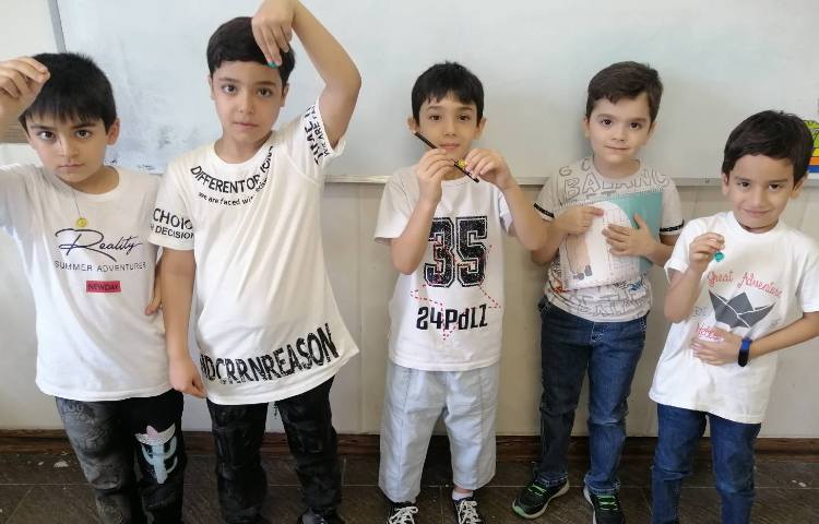 آشنایی با آهنربا، خاصیت و اشکال مختلف آهنربا، به روش بازی و کاربرگ در کلاس اجرا شد. 1