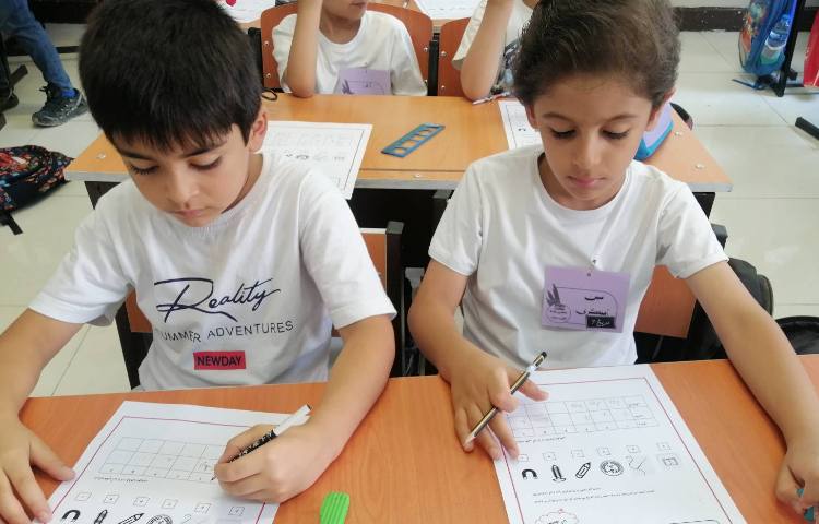 آشنایی با آهنربا، خاصیت و اشکال مختلف آهنربا، به روش بازی و کاربرگ در کلاس اجرا شد.