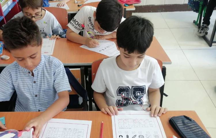 آشنایی با آهنربا، خاصیت و اشکال مختلف آهنربا، به روش بازی و کاربرگ در کلاس اجرا شد. 3