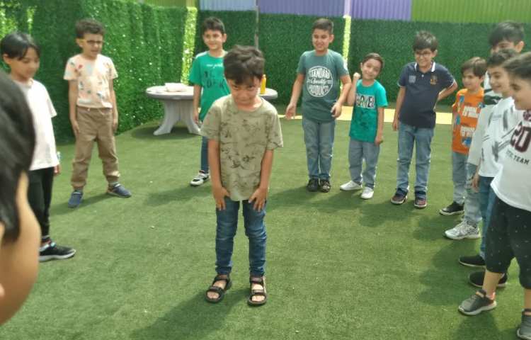 آشنایی با احساسات مثبت و منفی در کلاس زبان زرافه 1