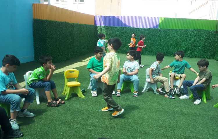 آشنایی با احساسات مثبت و منفی در کلاس زبان زرافه 1