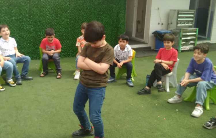 آشنایی با احساسات مثبت و منفی در کلاس زبان زرافه 3