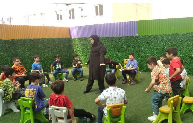 آشنایی با احساسات مثبت و منفی در کلاس زبان زرافه