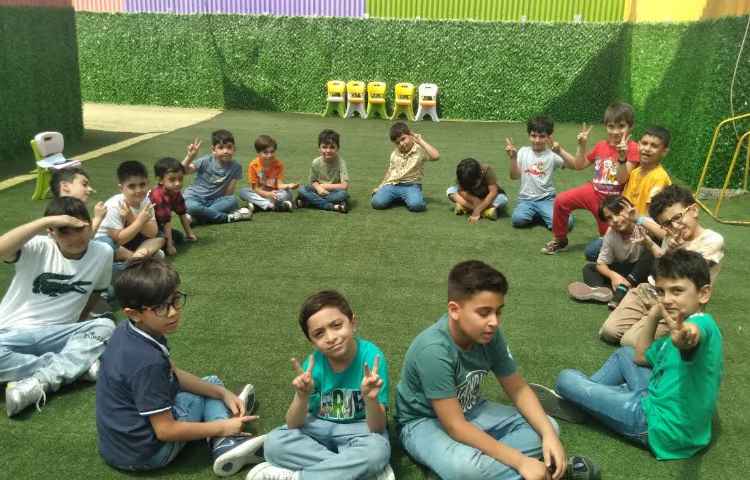 آشنایی با احساسات مثبت و منفی در کلاس زبان زرافه