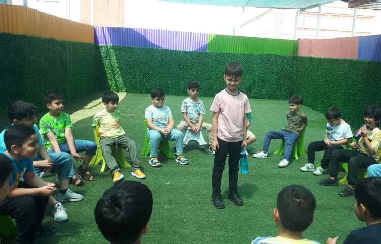 آشنایی با احساسات مثبت و منفی در کلاس زبان زرافه