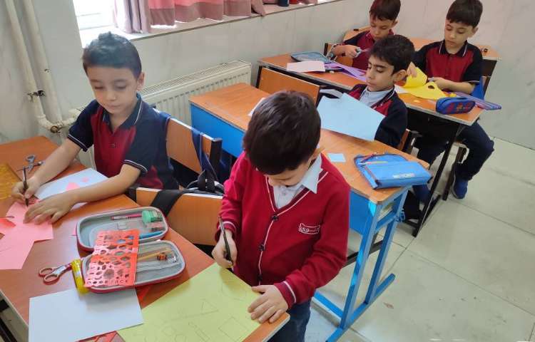 آشنایی با اشکال هندسی ( گوشه ، لبه) در کلاس توسط دانش‌آموزان انجام شد. 1