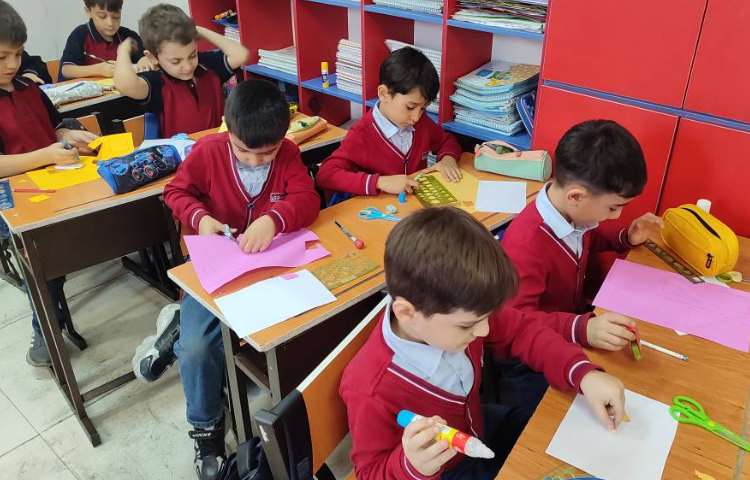 آشنایی با اشکال هندسی ( گوشه ، لبه) در کلاس توسط دانش‌آموزان انجام شد. 2