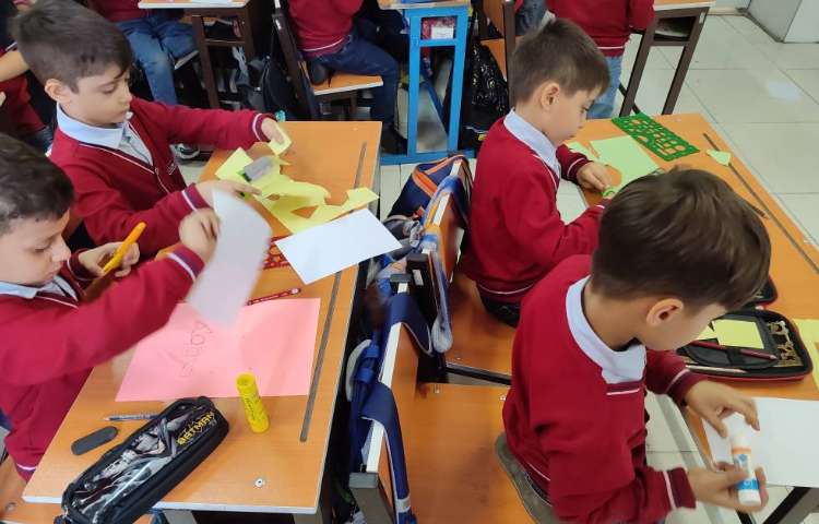 آشنایی با اشکال هندسی ( گوشه ، لبه) در کلاس توسط دانش‌آموزان انجام شد. 3