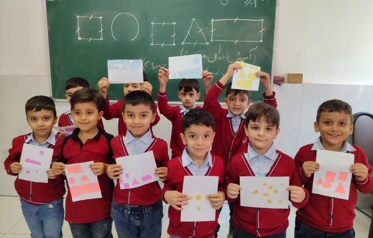 آشنایی با اشکال هندسی ( گوشه ، لبه) در کلاس توسط دانش‌آموزان انجام شد.