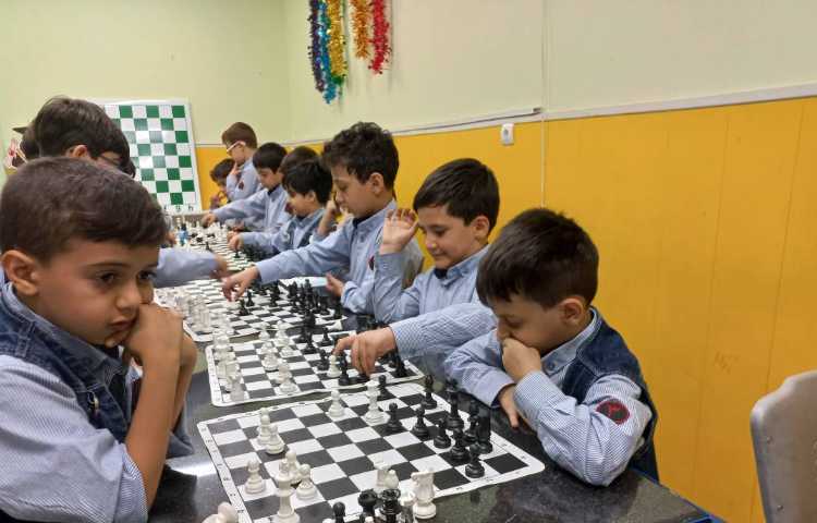 آشنایی با حرکت رخ و طرز گرفتن مهره ها ی حریف با آن 18