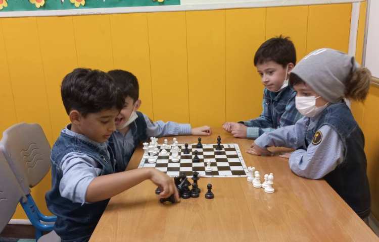 آشنایی با حرکت رخ و طرز گرفتن مهره ها ی حریف با آن 2