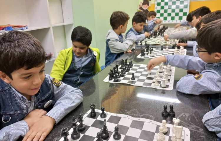 آشنایی با حرکت رخ و طرز گرفتن مهره ها ی حریف با آن 2