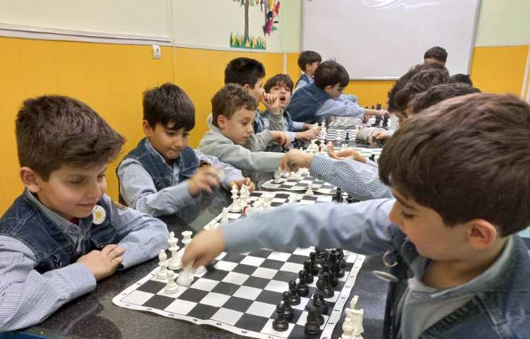 آشنایی با حرکت رخ و طرز گرفتن مهره ها ی حریف با آن 3