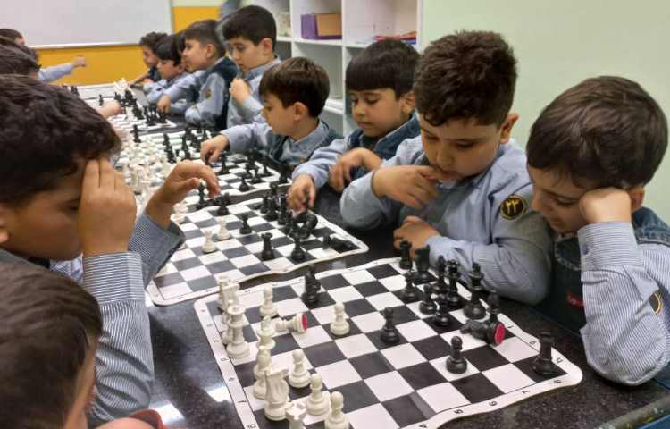 آشنایی با حرکت رخ و طرز گرفتن مهره ها ی حریف با آن 4