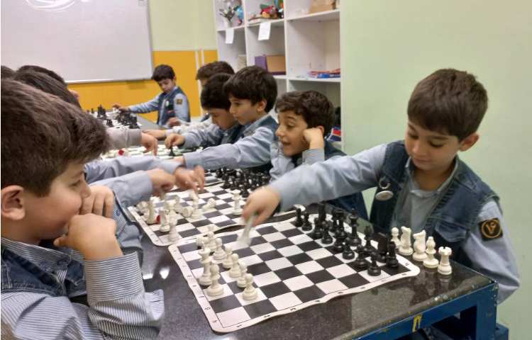 آشنایی با حرکت رخ و طرز گرفتن مهره ها ی حریف با آن 4