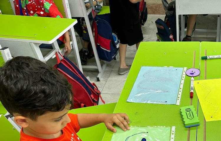 آشنایی با خطوط با بازی کلاس 1/1 خانم حسینی 4