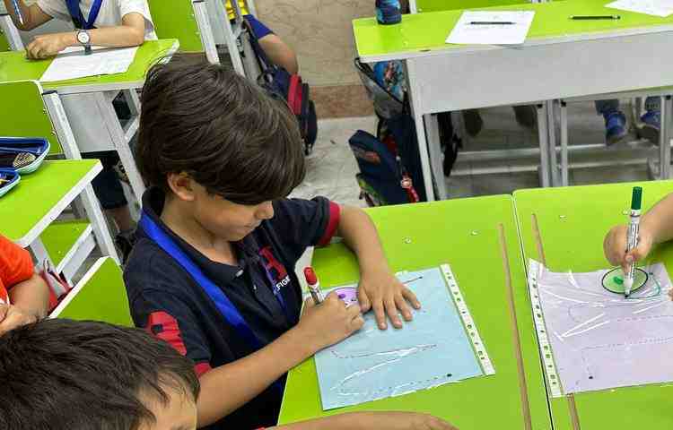 آشنایی با خطوط با بازی کلاس 1/1 خانم حسینی 5