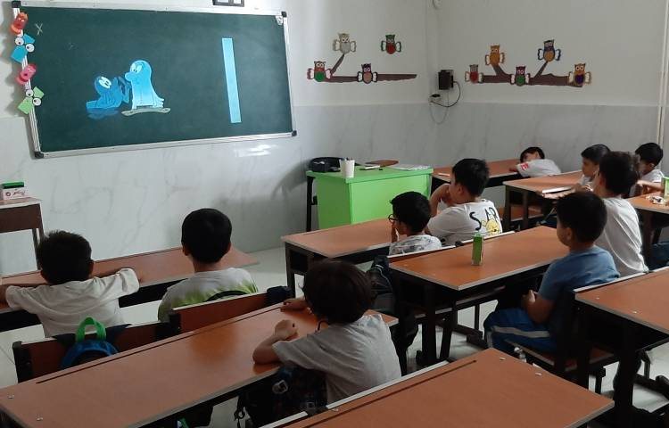 آشنایی با خورشید و حرکت وضعی زمین، اجرای کلیپ شب و روز، با هدف شناخت شب و روز و تشخیص سایه در کلاس ا