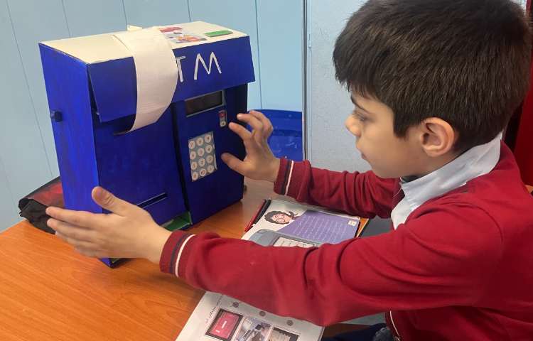 آشنایی با دستگاه خودپرداز و مراحل انجام کار با آن 3