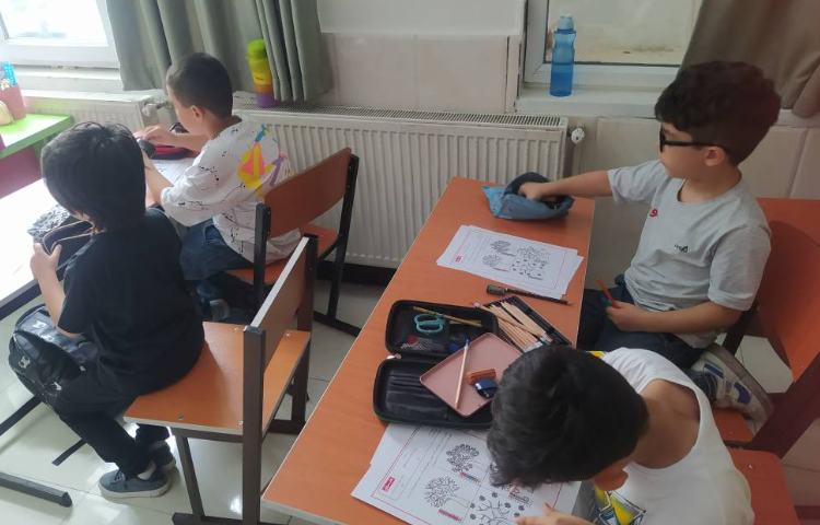 آشنایی با دماسنج با هدف کاربرد دماسنج در زندگی و درک تفاوت دما بین مکان های آفتابی و سایه و آشنایی ب 3