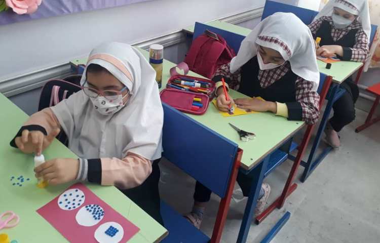 آشنایی با ذرات تشکیل دهنده ی حالت های مختلف ماده با دست ورزی 1