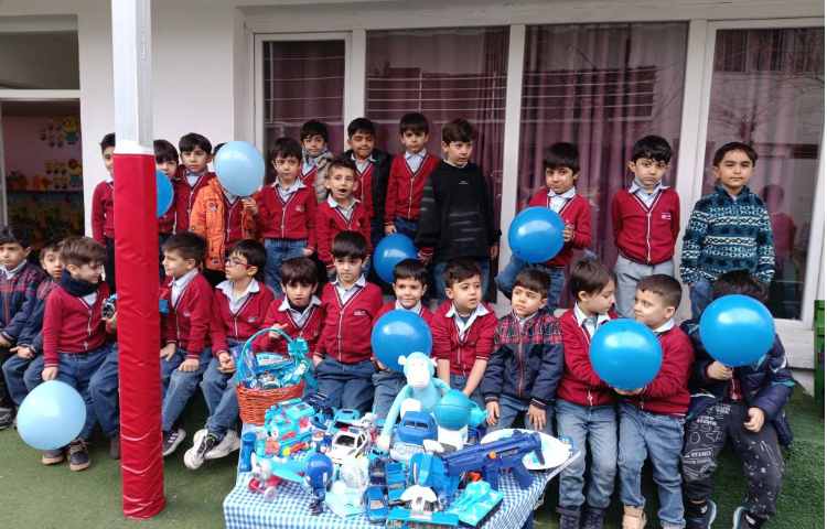 آشنایی با رنگ آبی - دانش‌آموزان با رنگ آبی آشنا شدند و در آخر بازی کردند