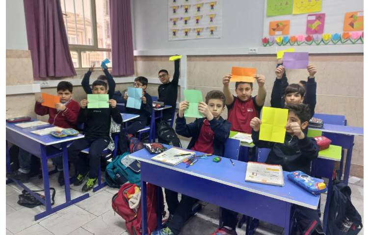 آشنایی با زاویه ی راست و مقایسه ی زاویه ها با یکدیگر به کمک دست ورزی