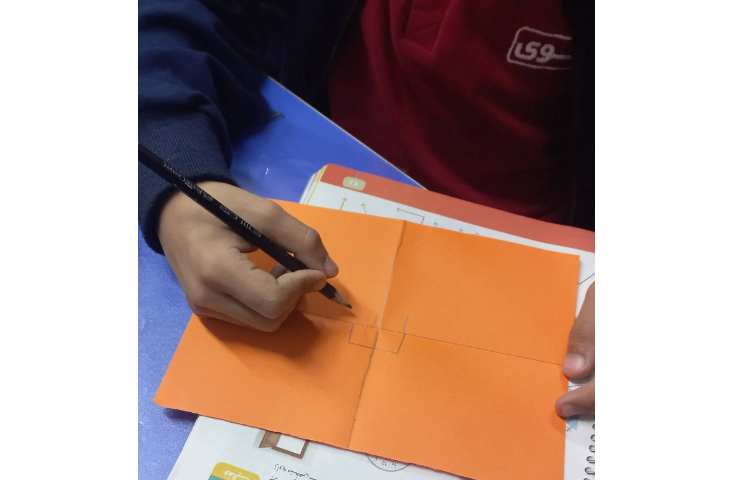 آشنایی با زاویه ی راست و مقایسه ی زاویه ها با یکدیگر به کمک دست ورزی 6