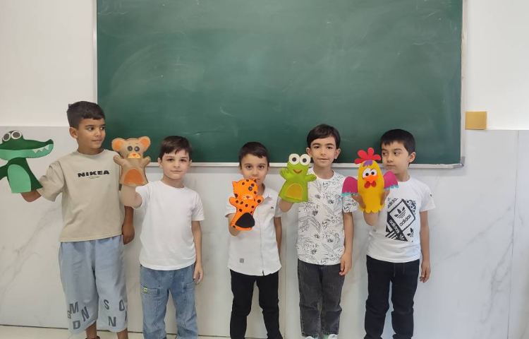 آشنایی با قوانین مدرسه به همراه نمایش عروسک‌گردانی در کلاس انجام شد. 2