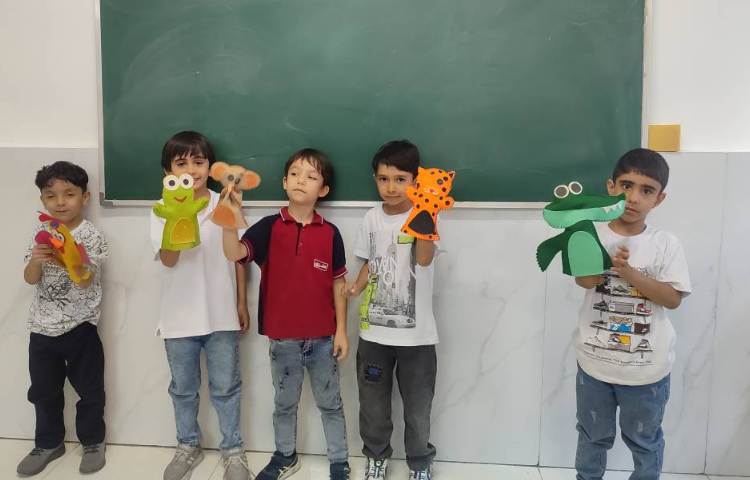 آشنایی با قوانین مدرسه به همراه نمایش عروسک‌گردانی در کلاس انجام شد.