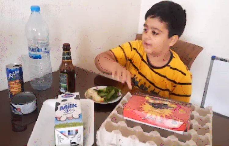 آشنایی با موضوع تفکیک زباله از مبدا و ساخت کاردستی از وسایل دور ریختنی توسط دانش اموزان سوم 3