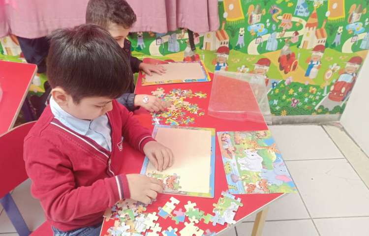 آشنایی با پازل و در آخر دانش‌آموزان بازی کردند. 1