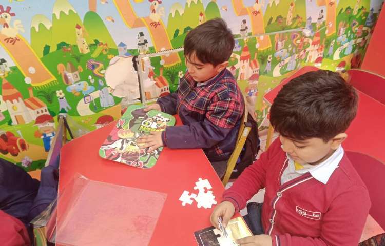 آشنایی با پازل و در آخر دانش‌آموزان بازی کردند. 2