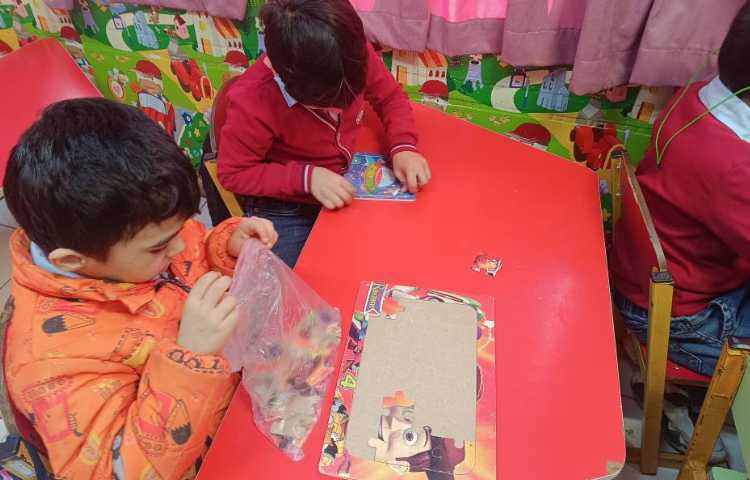 آشنایی با پازل و در آخر دانش‌آموزان بازی کردند. 3