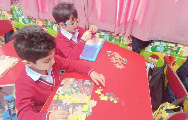 آشنایی با پازل و در آخر دانش‌آموزان بازی کردند. 4