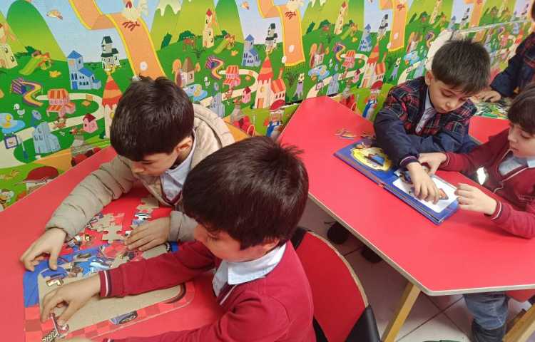 آشنایی با پازل و در آخر دانش‌آموزان بازی کردند. 5