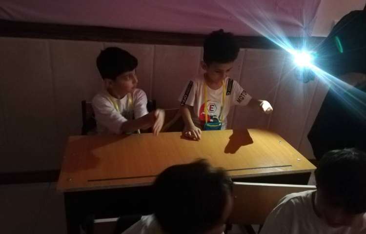 آشنایی با چگونگی تشکیل سایه در روزهای آفتابی توجه به جهت تابش و تغییر اندازه سایه 1