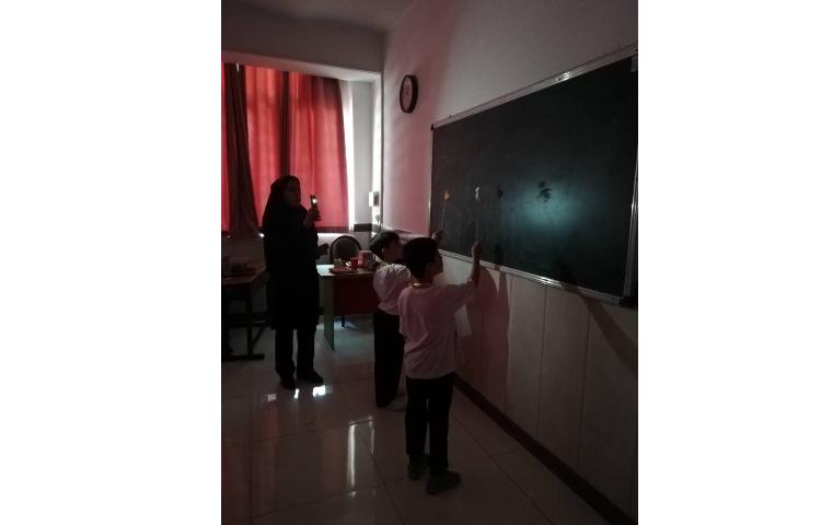 آشنایی با چگونگی تشکیل سایه در روزهای آفتابی توجه به جهت تابش و تغییر اندازه سایه 2