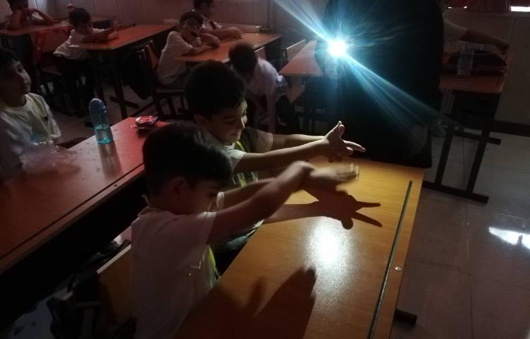 آشنایی با چگونگی تشکیل سایه در روزهای آفتابی توجه به جهت تابش و تغییر اندازه سایه 3