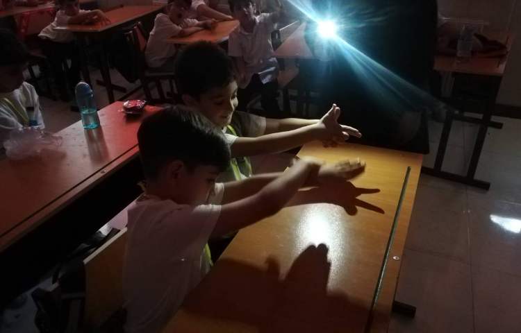 آشنایی با چگونگی تشکیل سایه در روزهای آفتابی توجه به جهت تابش و تغییر اندازه سایه