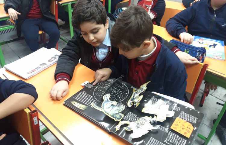 آشنایی با کره زمین و سیاره ها هنراه با معرفی کتاب مصور