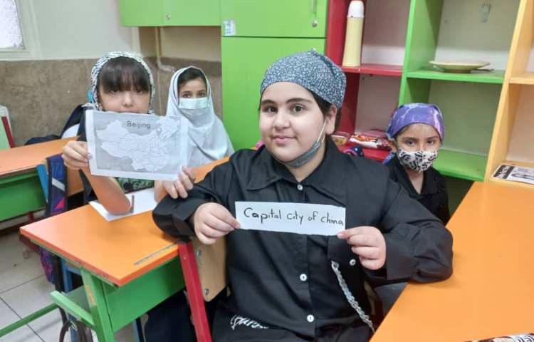 آشنایی با کشورهای مختلف و ساخت کاردستی پرچم و روزنامه دیواری 13