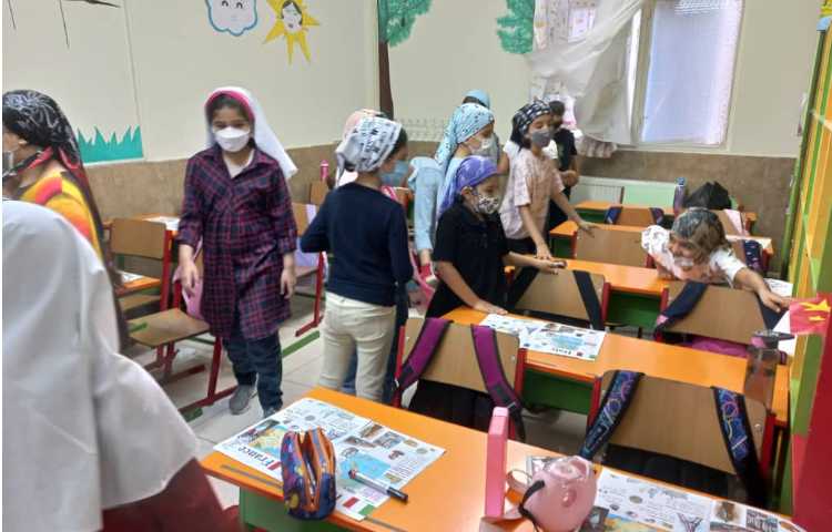 آشنایی با کشورهای مختلف و ساخت کاردستی پرچم و روزنامه دیواری 16