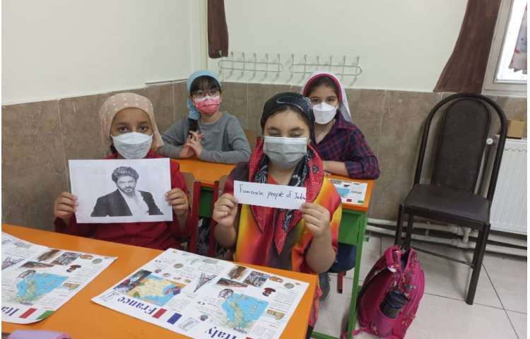 آشنایی با کشورهای مختلف و ساخت کاردستی پرچم و روزنامه دیواری 25