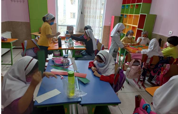 آشنایی با کشورهای مختلف و ساخت کاردستی پرچم و روزنامه دیواری 3