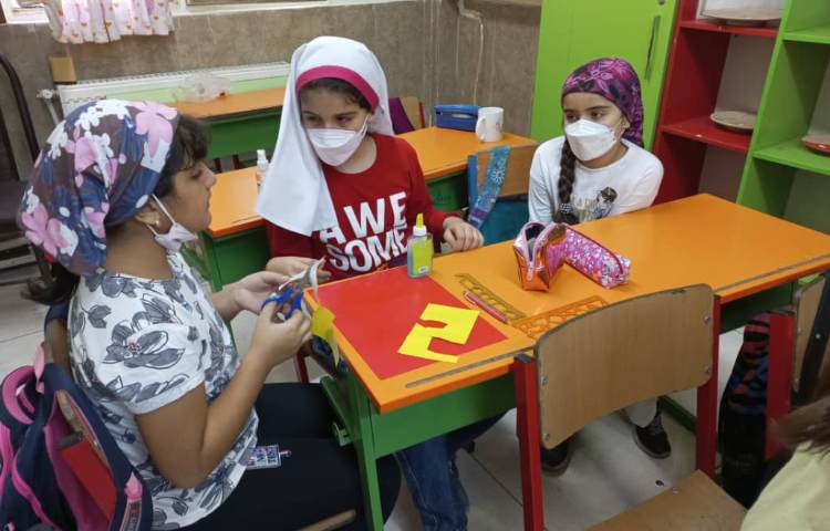 آشنایی با کشورهای مختلف و ساخت کاردستی پرچم و روزنامه دیواری 4