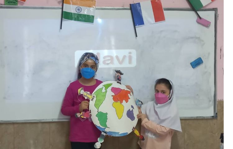 آشنایی با کشورهای مختلف و ساخت کاردستی پرچم و روزنامه دیواری 5